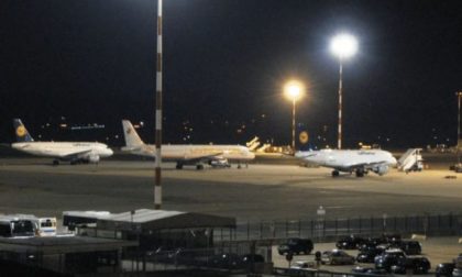 Migrante in fuga sulla pista di Malpensa, aeroporto nel caos