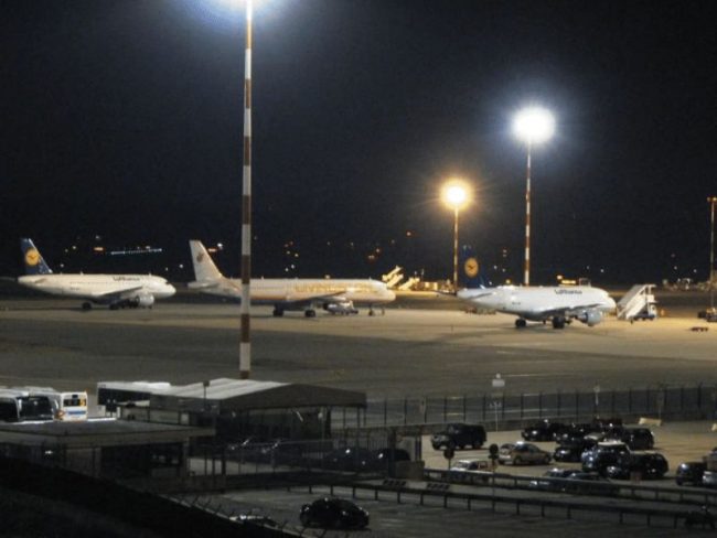 Migrante in fuga sulla pista di Malpensa, aeroporto nel caos