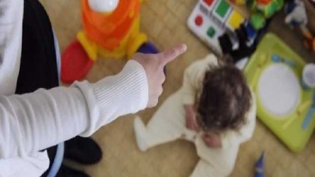 Bimbi maltrattati al nido: lasciati al freddo per farli ammalare