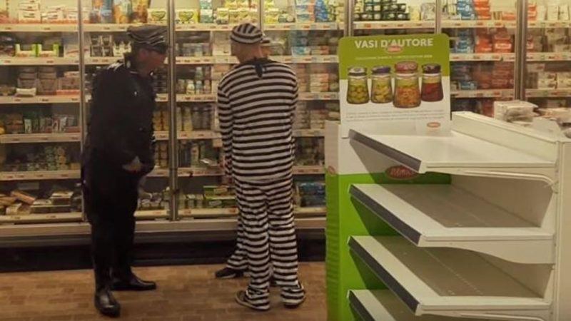 Vestito da gerarca nazista in un supermercato: denunciato VIDEO