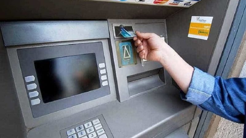 Arona ruba bancomat e preleva 10mila euro: beccato