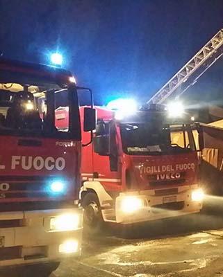Incendio nella notte ad Armeno, brucia abitazione