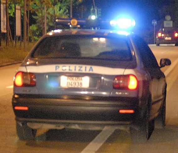 Irrompe in casa dell’ex moglie con un machete e ferisce familiare della donna
