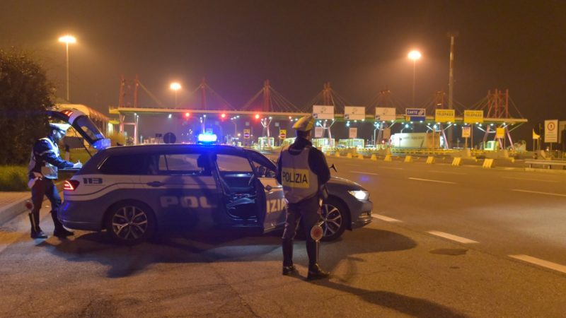 Uomo aronese guida ubriaco e minaccia i poliziotti