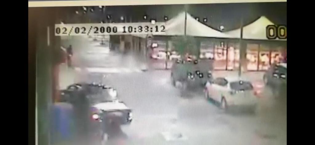 Auto sfonda il muro del bar mentre il locale è strapieno – VIDEO