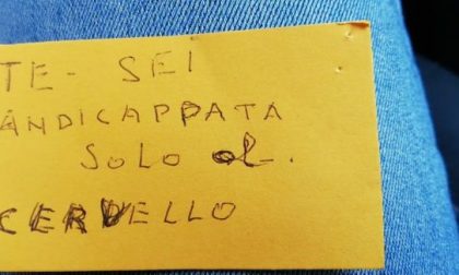 Parcheggia nell’area disabili e offende la mamma di una bimba portatrice di handicap che lo rimprovera