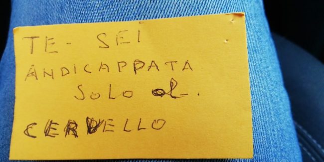 Parcheggia nell’area disabili e offende la mamma di una bimba portatrice di handicap che lo rimprovera