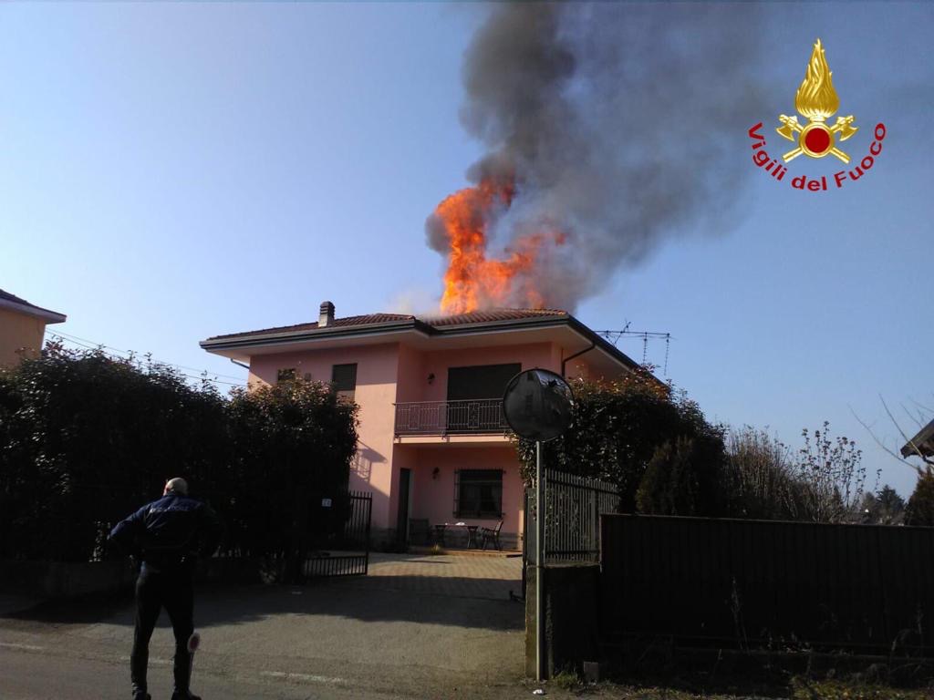 Paura a Castelletto: a fuoco il tetto di una casa