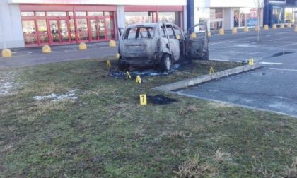 Dà fuoco all'auto con la ex dentro: orrore a Vercelli