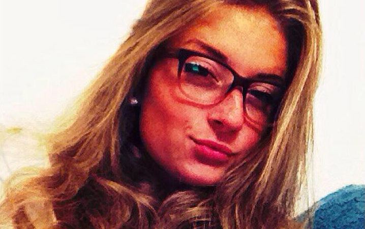 Cerca di salvarsi dal rogo gettandosi dal balcone: muore 21enne