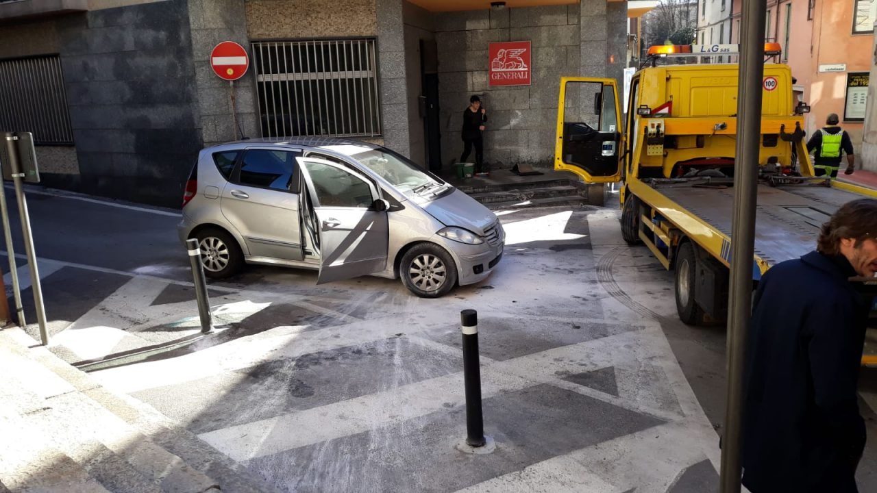 Castelletto Ticino: auto a fuoco in pieno centro