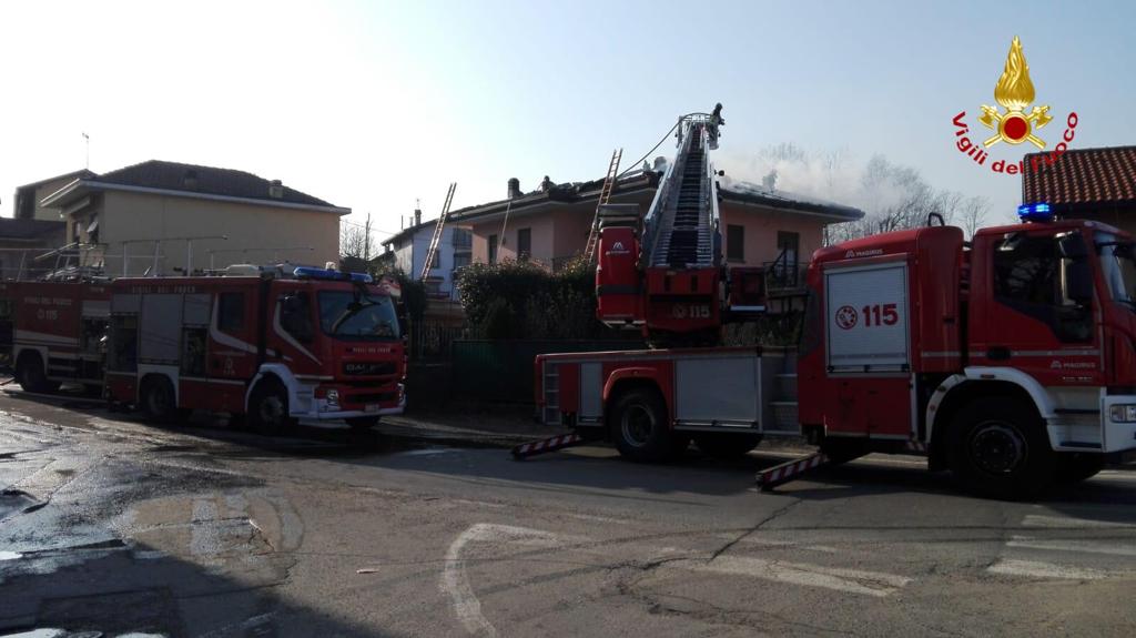Tetto a fuoco a Castelletto sopra Ticino