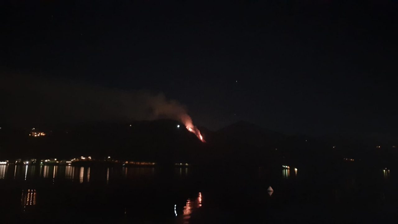 Incendio nel Cusio: in fiamme le colline del lago d’Orta