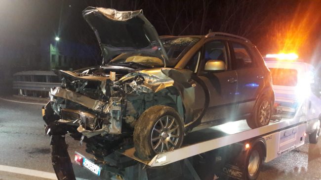 Scappano senza pagare il conto e si schiantano contro un guard rail