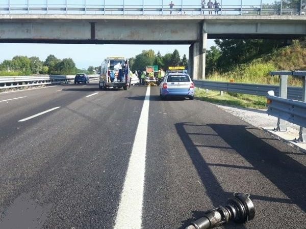 Castelletto camion perde l’albero di trasmissione in autostrada