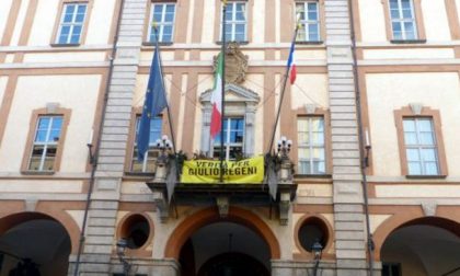 Bandiera francese sul balcone del Municipio di Cuneo