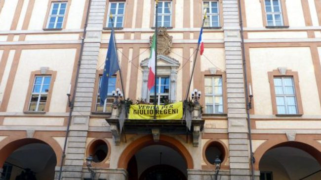 Bandiera francese sul balcone del Municipio di Cuneo