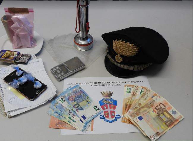 Trecate nascondeva droga in una torcia: arrestato
