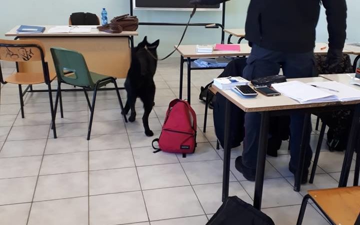 A quattordici anni a scuola con hashish e marijuana nello zaino