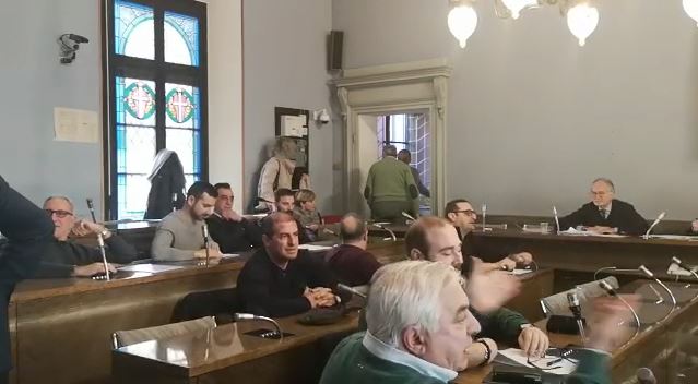 Conti del Coccia: litigi, insulti e la direttrice lascia la sala – VIDEO