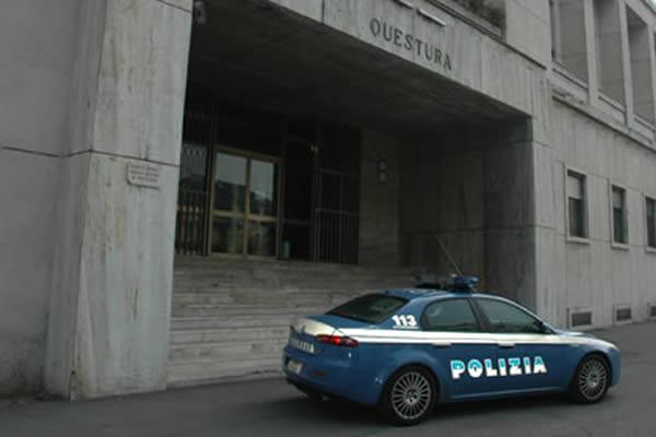 Da fuoco alla ex a Vercelli e si costituisce in questura a Novara