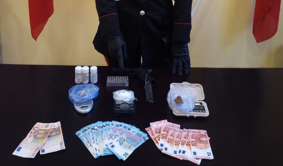 Droga soldi e una pistola a salve: i carabinieri arrestano un trecatese