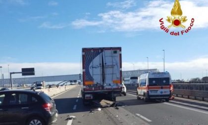 Scontro auto-camion sulla A4: un morto