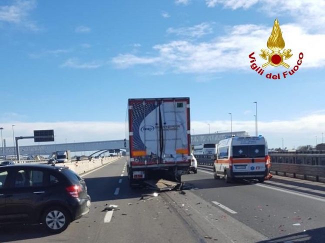 Scontro auto-camion sulla A4: un morto