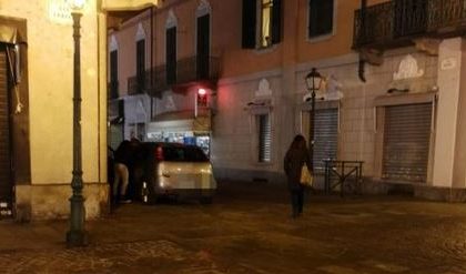 Moglie gelosa irrompe al bar e scaglia un portaombrelli contro la rivale