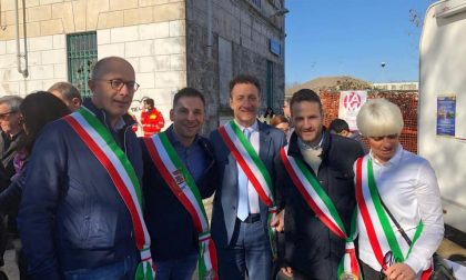Corteo lungo i binari: in 150 chiedono di riattivare l'Arona Santhià