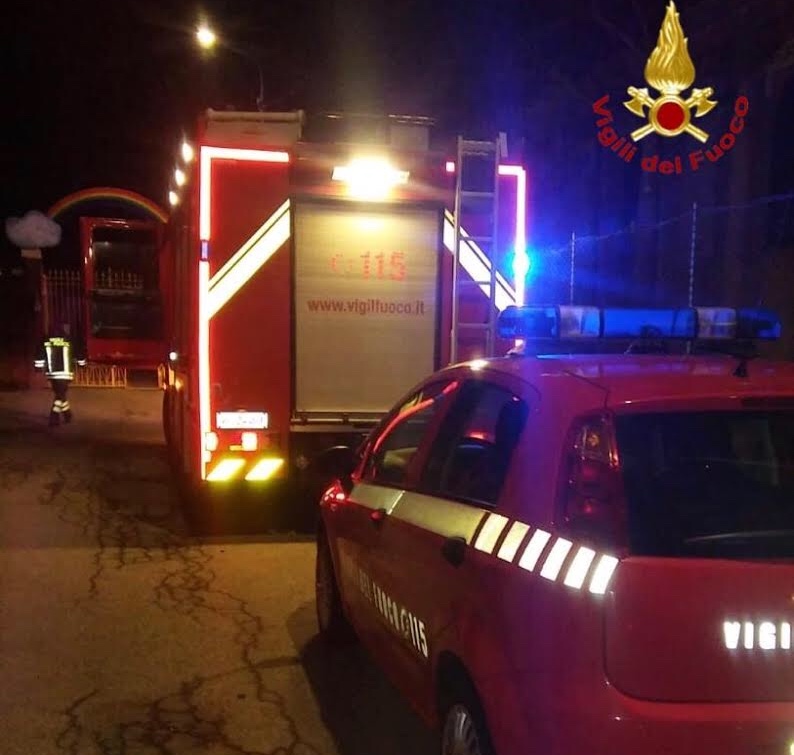 Trecate crolla soffitto a scuola: 4 feriti