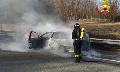 Auto a fuoco a Castelletto Ticino FOTO