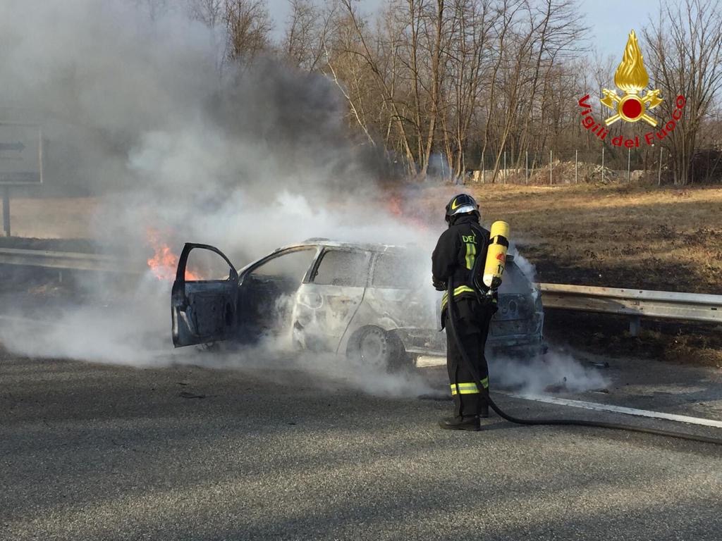 Auto a fuoco a Castelletto Ticino FOTO
