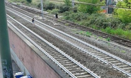 Ragazzini passeggiano sui binari: pericolosissima moda