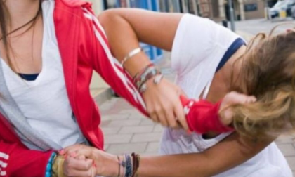 Fidanzato conteso tra due ragazze: botte da orbi al parco