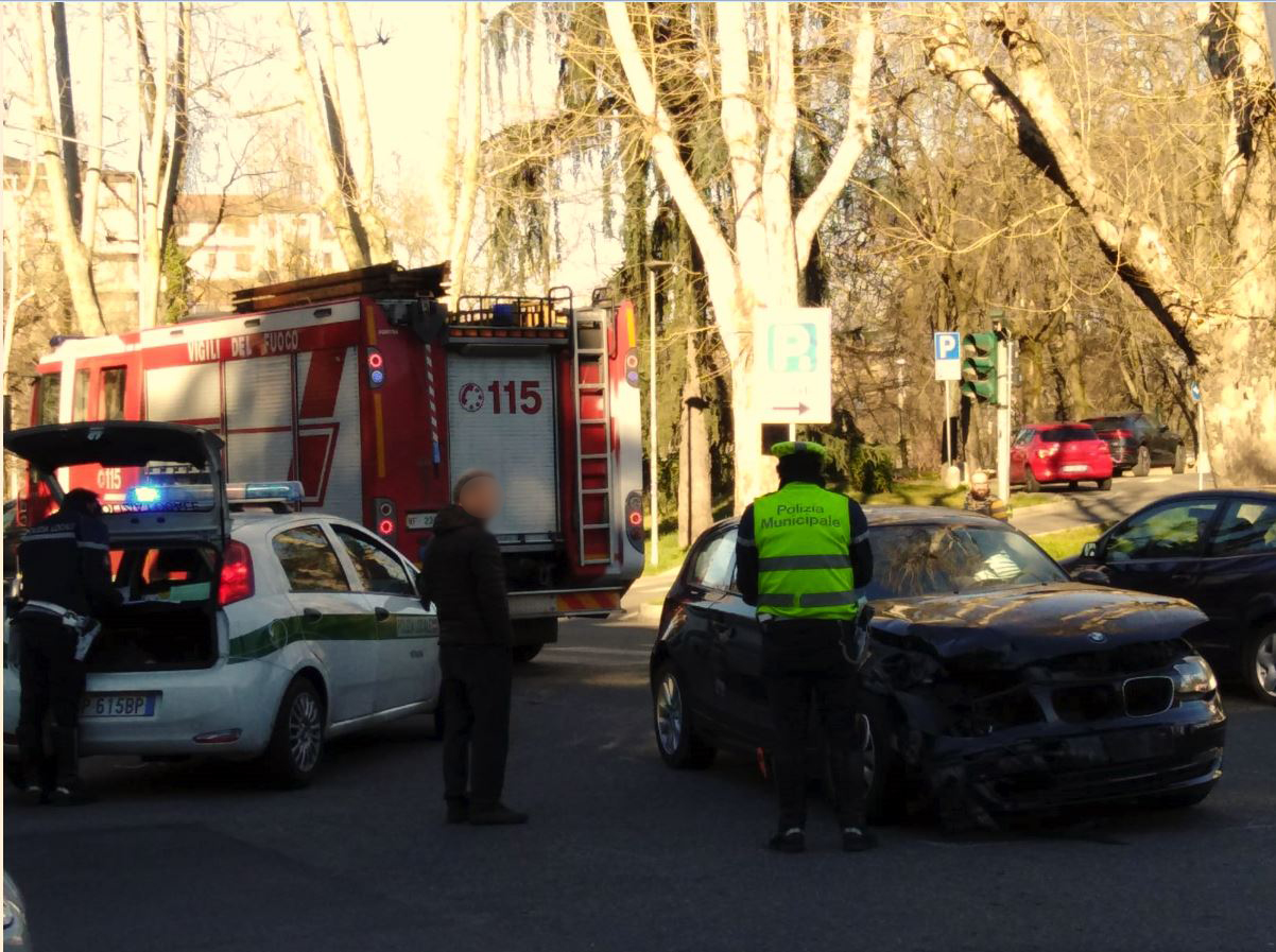 Violento scontro: auto contro un albero