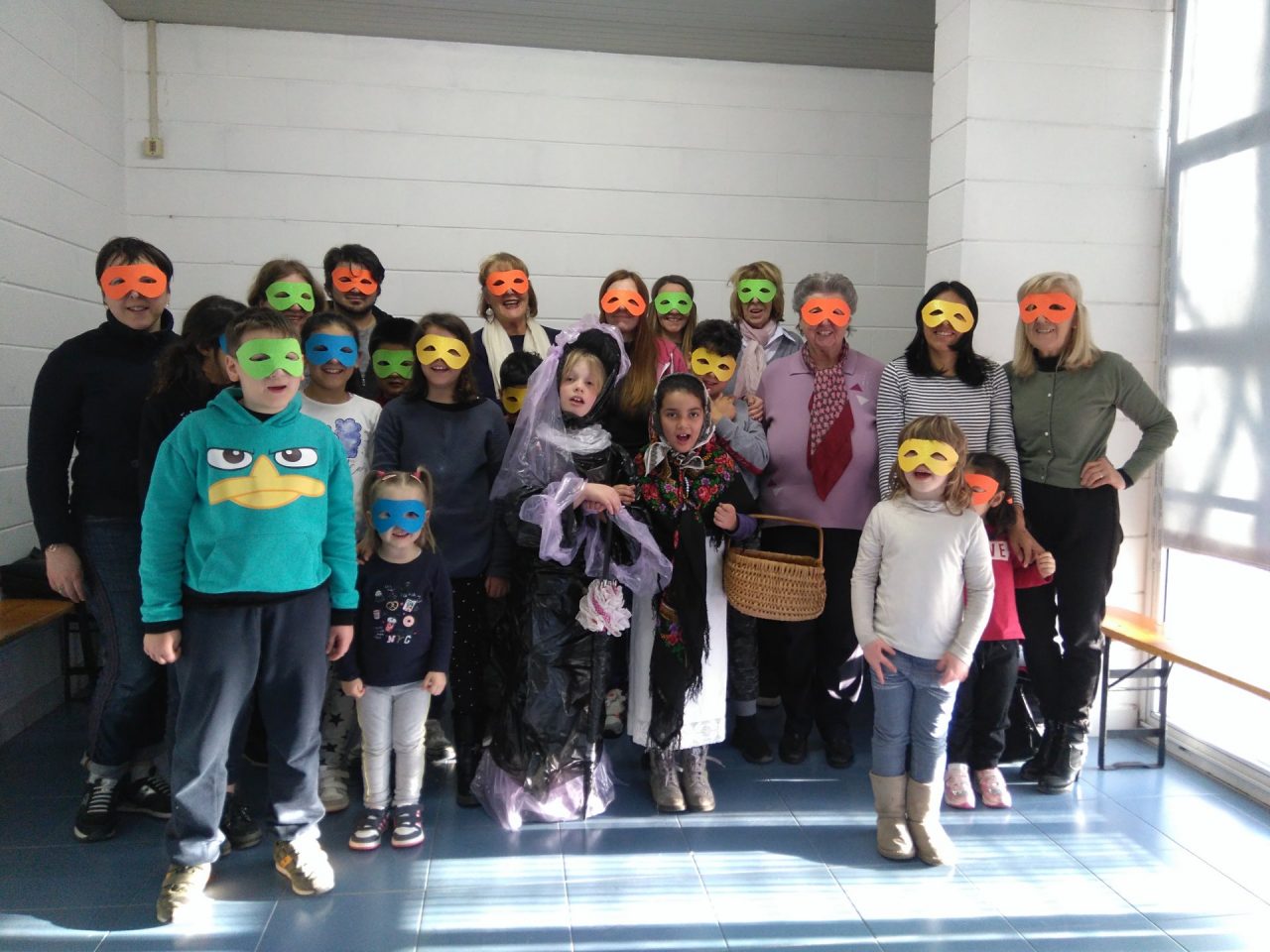 Borgomanero la festa in maschera al centro di Santa Croce