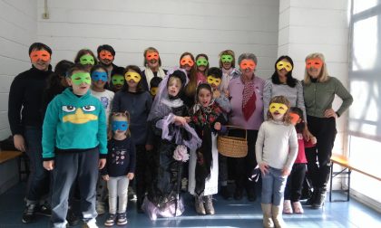 Borgomanero la festa in maschera al centro di Santa Croce