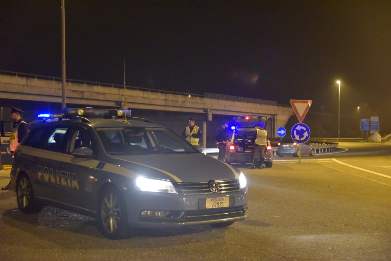 Fermato alla guida sotto l’effetto dell’alcol rifiuta il test, aggredisce pattuglia della Polstrada e cerca di rubargli la pistola