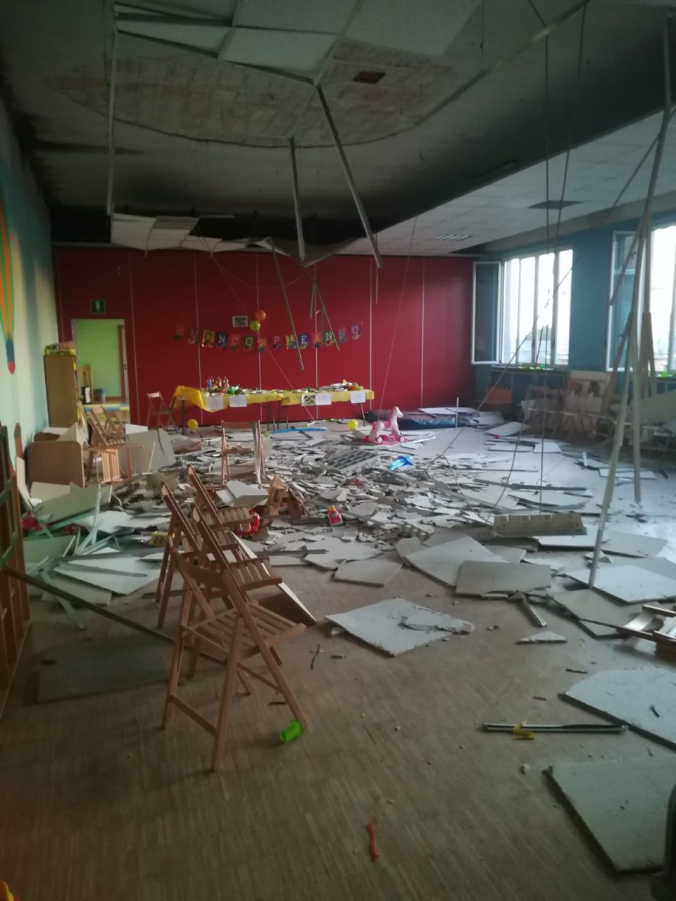 Crollano calcinacci all’asilo: tre feriti