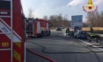 Auto in fiamme al casello dell'A26