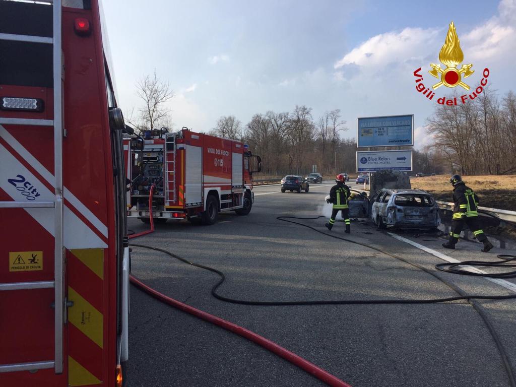 Auto in fiamme al casello dell’A26