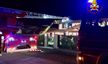 Momenti di panico a Novara in fiamme un tetto