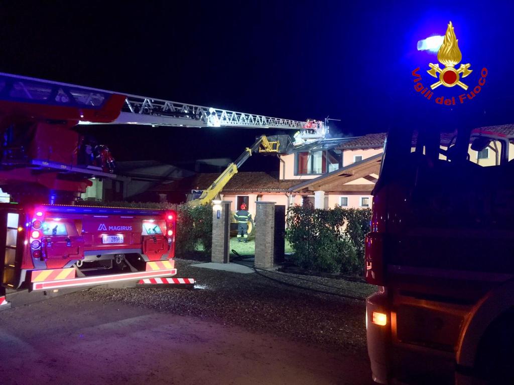Momenti di panico a Novara in fiamme un tetto