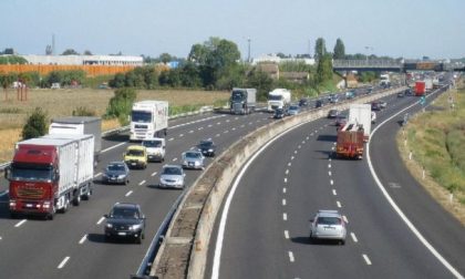 Auto in contromano lungo l’autostrada A26: fermata all’altezza di Vercelli