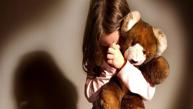 Molesta mamma e bimba al parco: arrestato per violenza sessuale a Novara