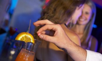 Droga dello stupro nei cocktail: ragazzina finisce in coma