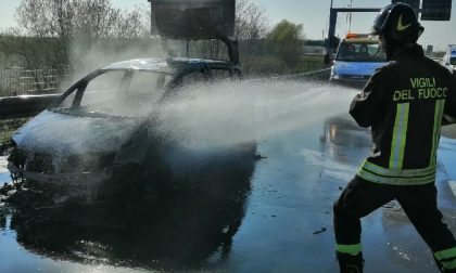 Autostrada chiusa a Novara per incendio auto a GPL