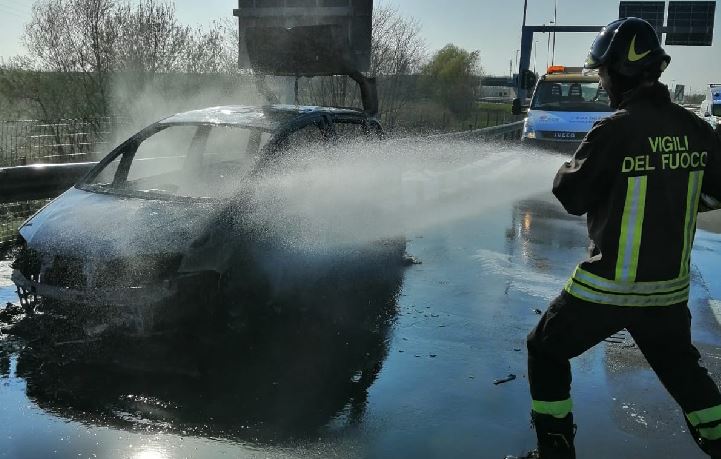Autostrada chiusa a Novara per incendio auto a GPL