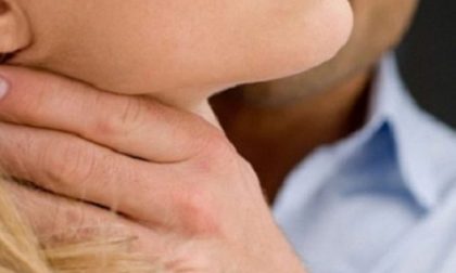 Tenta di strangolare la moglie: alla faccia dell’8 marzo..